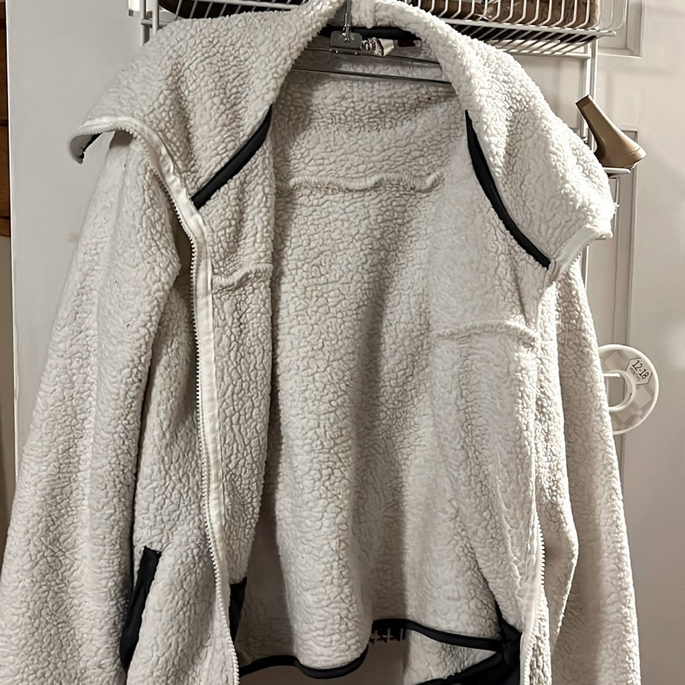 SO white Sherpa jacket 🤍